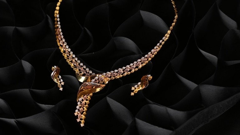 Złota biżuteria – z jakimi stylizacjami prezentuje się najlepiej?