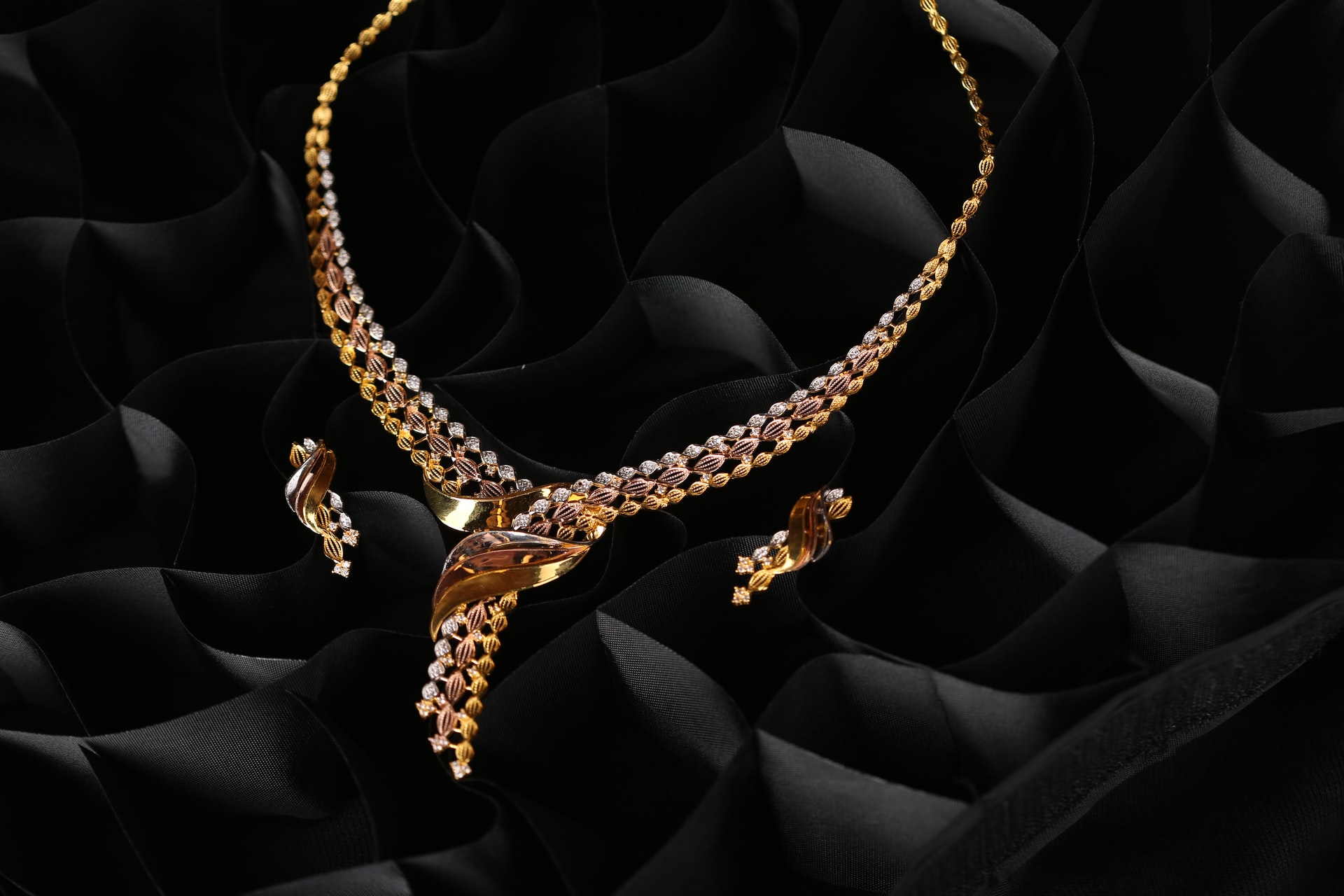 Złota biżuteria – z jakimi stylizacjami prezentuje się najlepiej?