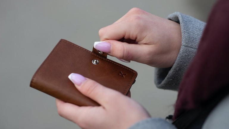 Damski portfel – jaki model podarować kobiecie?