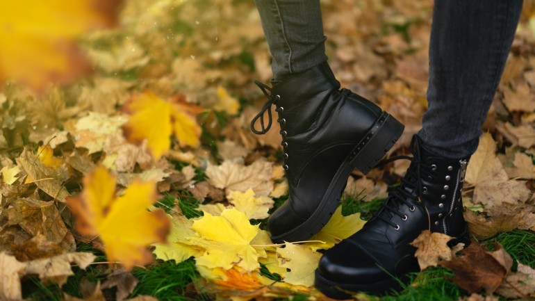Nuda w stylizacjach na jesień? Sprawdź ten model butów