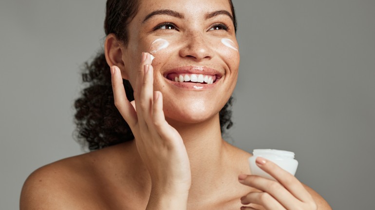 Prawidłowa pielęgnacja skóry twarzy krok po kroku – jak powinna wyglądać?