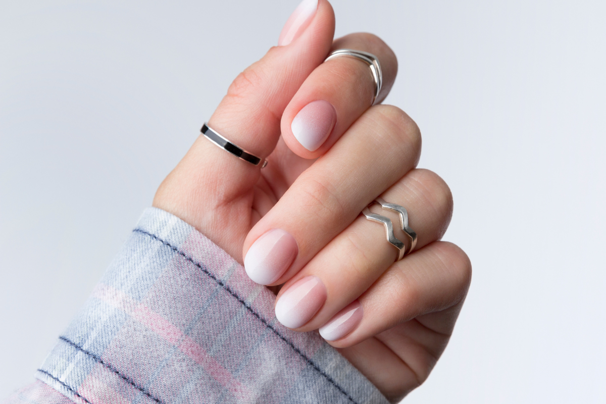 Paznokcie ombre – jak zrobić cieniowany manicure?