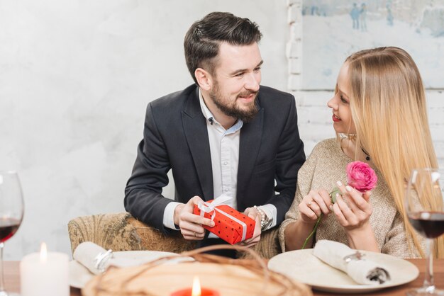 Pomysły na romantyczne personalizowane prezenty, które podbiją serce Twojej drugiej połówki